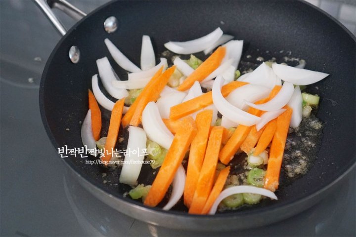 쫄깃한 식감의 느타리버섯볶음 레시피 2인분 20분 완성 평점 4.7점(31) 레시피 이미지 - 5