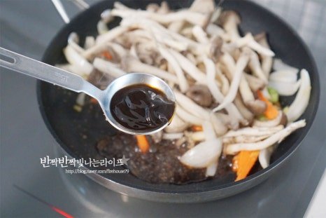 쫄깃한 식감의 느타리버섯볶음 레시피 2인분 20분 완성 평점 4.7점(31) 레시피 이미지 - 6