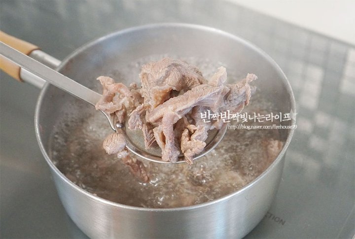 쫀득쫀득 뜨끈한 겨울 보양식 스지탕 레시피 2인분 1시간 35분 완성 평점 4.8점(64) 레시피 이미지 - 3