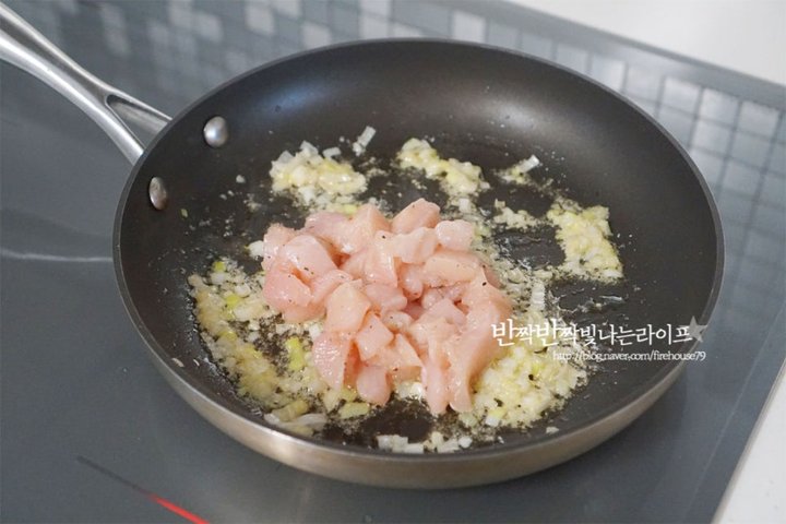 담백한 닭가슴살 볶음밥 레시피 1인분 30분 완성 평점 4.8점(47) 레시피 이미지 - 6