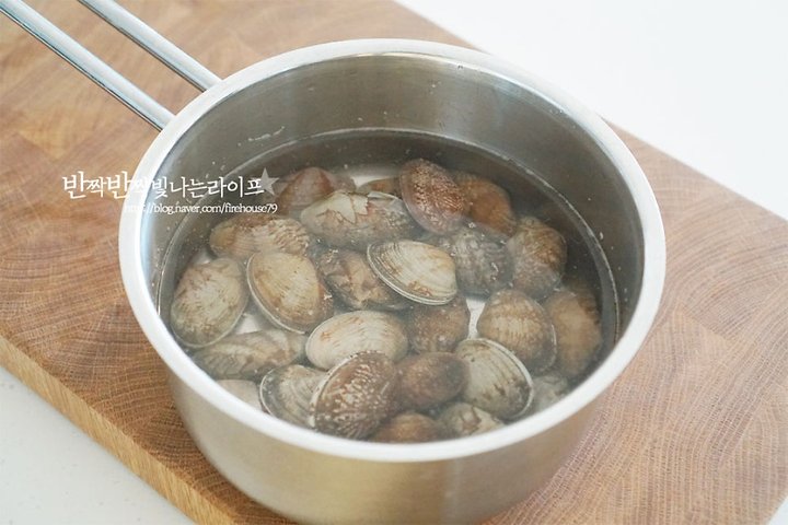 시원하고 든든한 바지락칼국수 레시피 1인분 1시간 15분 완성 평점 5.0점(76) 레시피 이미지 - 2