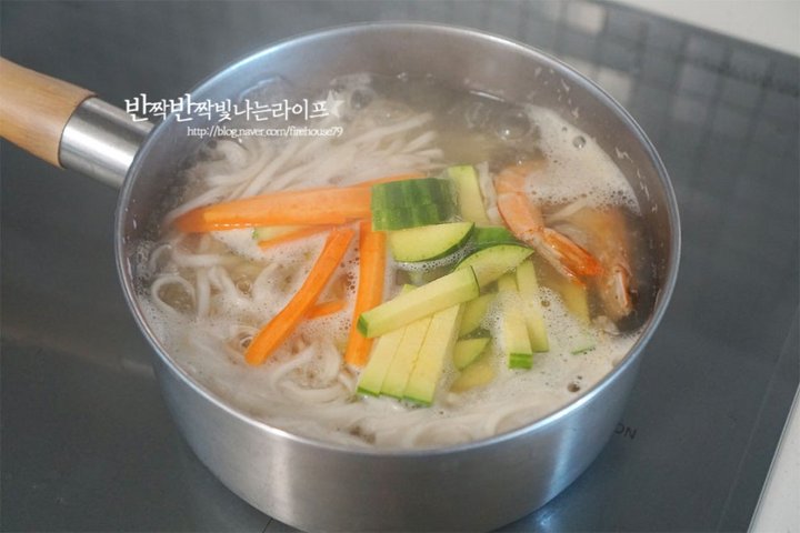 시원하고 든든한 바지락칼국수 레시피 1인분 1시간 15분 완성 평점 5.0점(76) 레시피 이미지 - 9