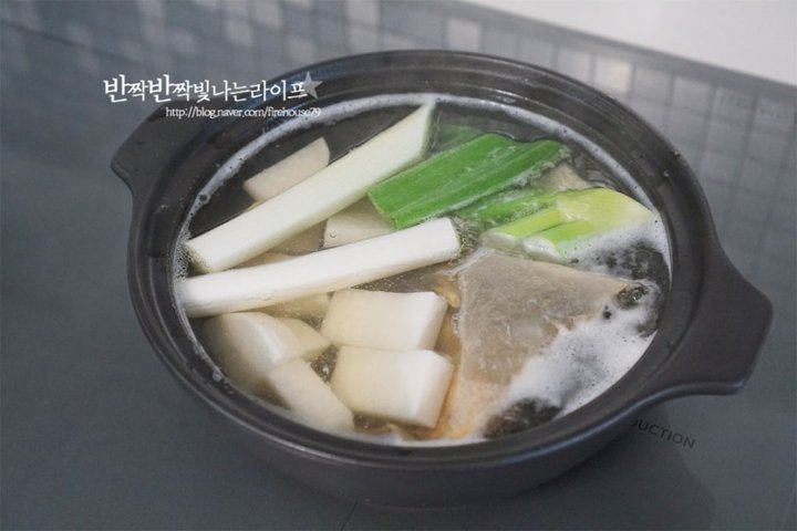 맑은 어묵탕 오뎅탕 레시피 4인분 40분 완성 평점 4.9점(63) 레시피 이미지 - 4