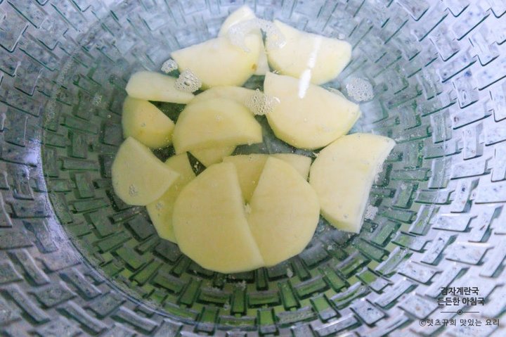 맑고 부드러운 감자계란국 레시피 2인분 20분 완성 평점 4.8점(43) 레시피 이미지 - 2