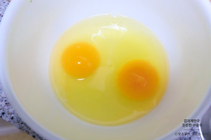 맑고 부드러운 감자계란국 레시피 2인분 20분 완성 평점 4.8점(43) 레시피 이미지 - 4