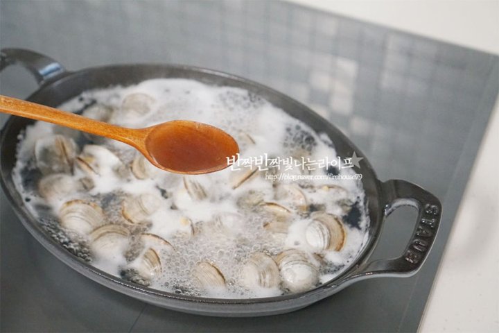 추울 때 생각나는 동죽조개탕 레시피 2인분 3시간 25분 완성 평점 4.9점(62) 레시피 이미지 - 9