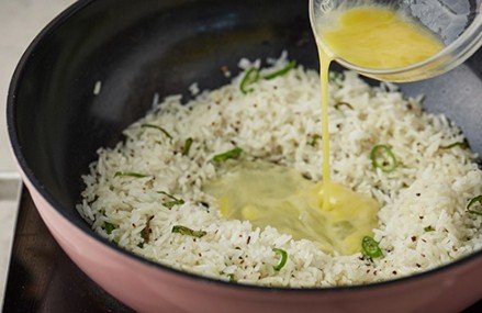 부드럽고 향긋한 태국식 게살 볶음밥 레시피 2인분 20분 완성 평점 4.8점(12) 레시피 이미지 - 3