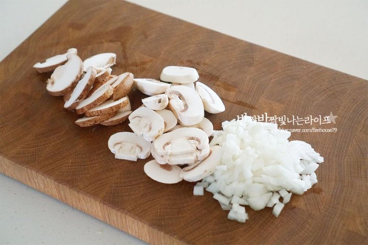 꾸덕하고 깊은 맛의 베이컨버섯크림리조또 레시피 2인분 30분 완성 평점 4.8점(34) 레시피 이미지 - 2