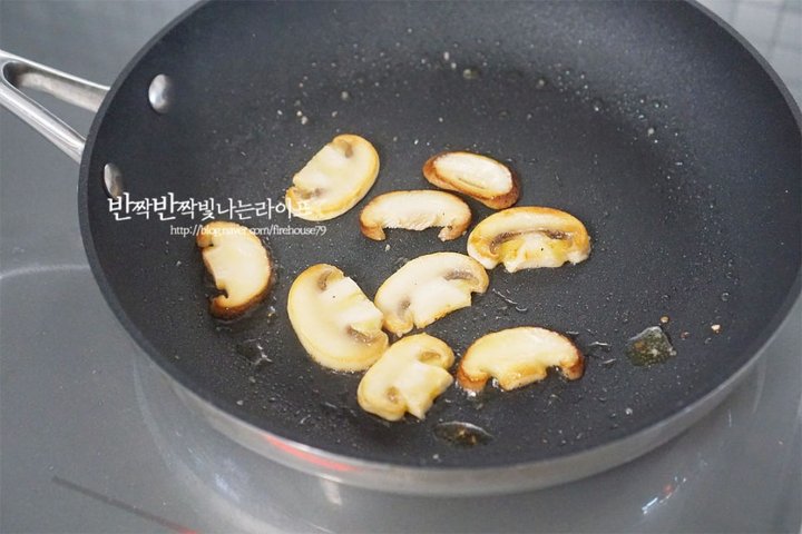 꾸덕하고 깊은 맛의 베이컨버섯크림리조또 레시피 2인분 30분 완성 평점 4.8점(34) 레시피 이미지 - 4