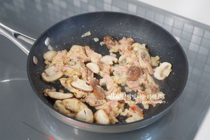 꾸덕하고 깊은 맛의 베이컨버섯크림리조또 레시피 2인분 30분 완성 평점 4.8점(34) 레시피 이미지 - 6