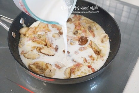 꾸덕하고 깊은 맛의 베이컨버섯크림리조또 레시피 2인분 30분 완성 평점 4.8점(34) 레시피 이미지 - 7