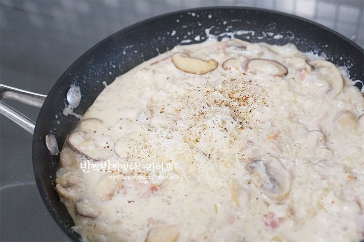 꾸덕하고 깊은 맛의 베이컨버섯크림리조또 레시피 2인분 30분 완성 평점 4.8점(34) 레시피 이미지 - 10