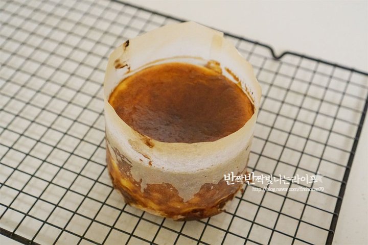 꾸덕하고 스모키한 바스크치즈케이크 레시피 2인분 1시간 완성 평점 4.8점(81) 레시피 이미지 - 8