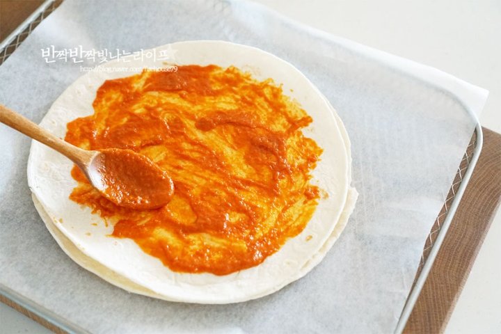 바삭하고 향긋한 바질페스토 피자 레시피 2인분 30분 완성 평점 4.9점(57) 레시피 이미지 - 5