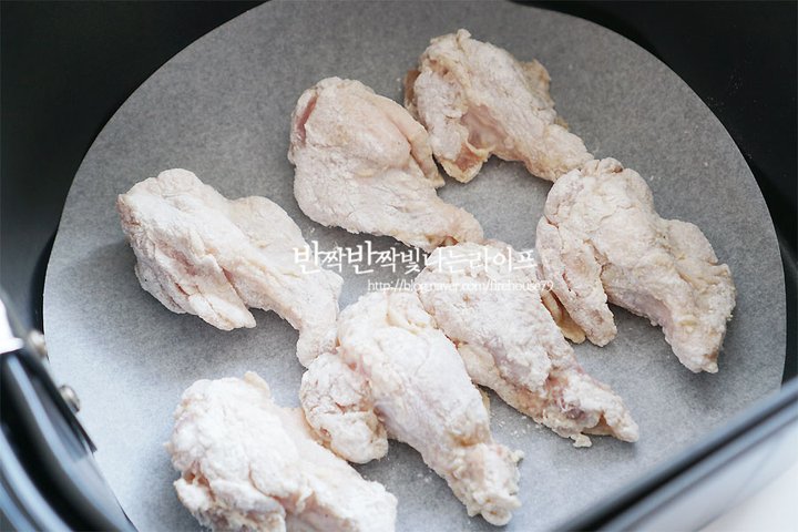 바삭한 닭봉구이 에어프라이어 레시피 2인분 1시간 50분 완성 평점 4.7점(72) 레시피 이미지 - 6