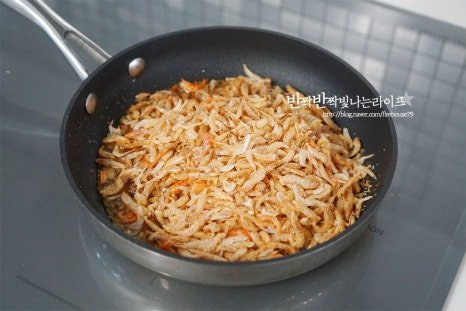 먹는 내내 바삭한 건새우볶음 레시피 2인분 20분 완성 평점 4.8점(34) 레시피 이미지 - 7