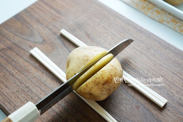 바삭하면서도 포슬포슬한 아코디언감자 레시피 2인분 40분 완성 평점 4.9점(51) 레시피 이미지 - 2