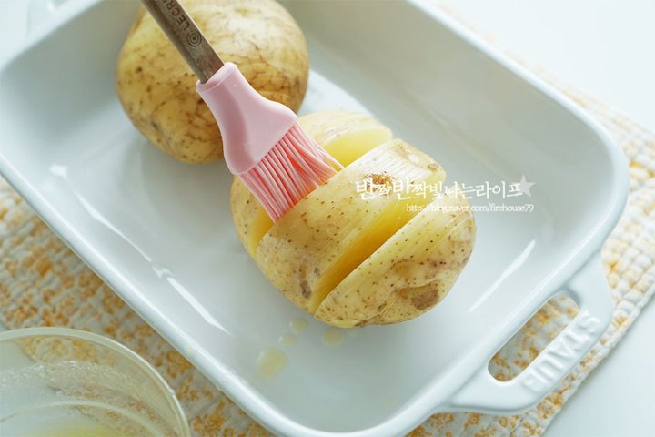 바삭하면서도 포슬포슬한 아코디언감자 레시피 2인분 40분 완성 평점 4.9점(51) 레시피 이미지 - 6