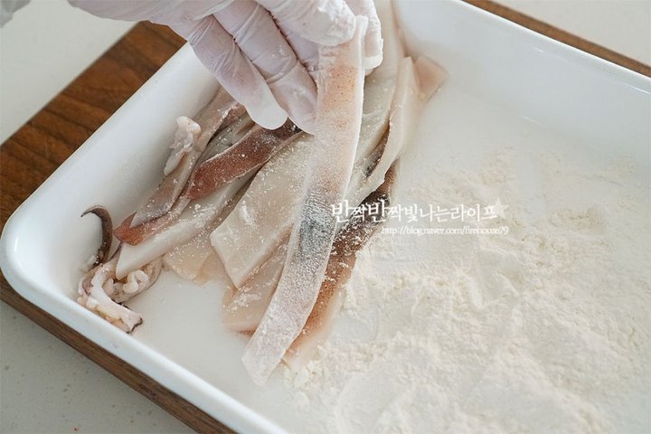 바삭바삭 노릇하게 튀겨낸 오징어튀김 레시피 1인분 25분 완성 평점 4.8점(69) 레시피 이미지 - 4