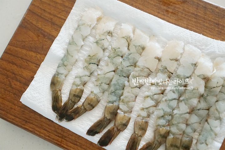 바삭바삭하고 탱글탱글한 새우튀김 레시피 2인분 30분 완성 평점 4.9점(40) 레시피 이미지 - 2