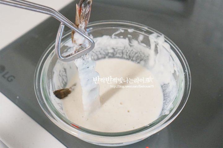 바삭바삭하고 탱글탱글한 새우튀김 레시피 2인분 30분 완성 평점 4.9점(40) 레시피 이미지 - 5