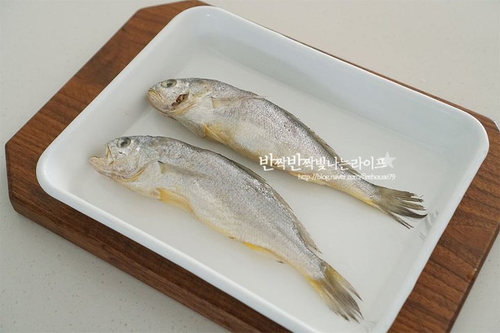 겉은 바삭하고 속은 촉촉한 굴비구이 레시피 2인분 35분 완성 평점 4.8점(97) 레시피 이미지 - 2