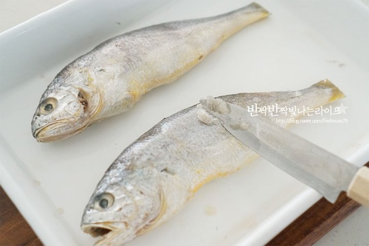 겉은 바삭하고 속은 촉촉한 굴비구이 레시피 2인분 35분 완성 평점 4.8점(97) 레시피 이미지 - 4