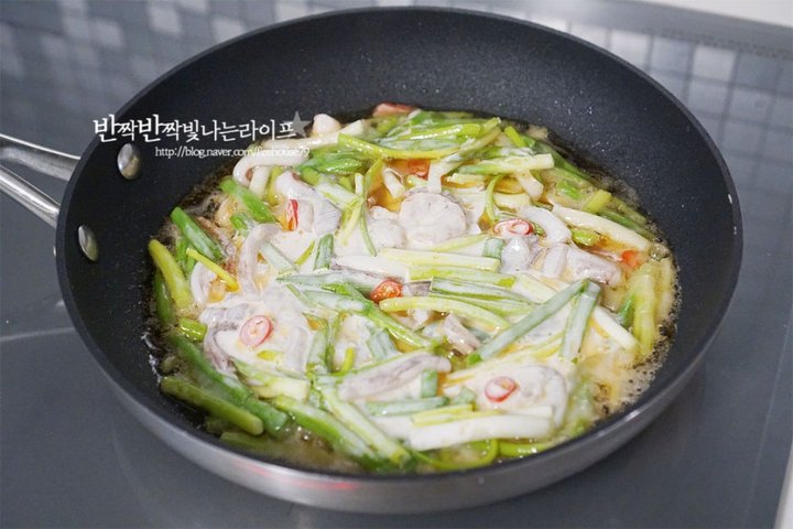 비 오는 날 생각나는 바삭한 해물파전 레시피 2인분 20분 완성 평점 5.0점(24) 레시피 이미지 - 8