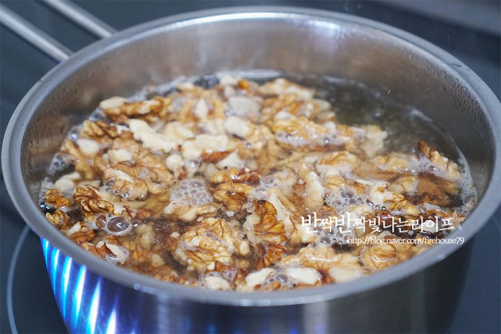 바삭 달달한 건강간식 호두강정 레시피 2인분 30분 완성 평점 4.7점(51) 레시피 이미지 - 3