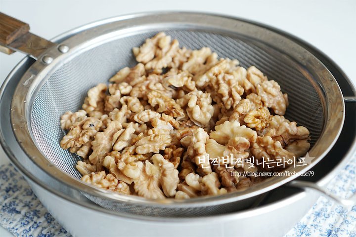 바삭 달달한 건강간식 호두강정 레시피 2인분 30분 완성 평점 4.7점(51) 레시피 이미지 - 4