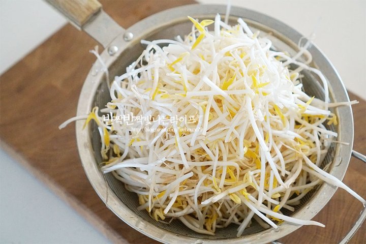 아삭함과 쫄깃한 식감이 조화로운 소고기 숙주 볶음 레시피 2인분 25분 완성 평점 4.7점(79) 레시피 이미지 - 3