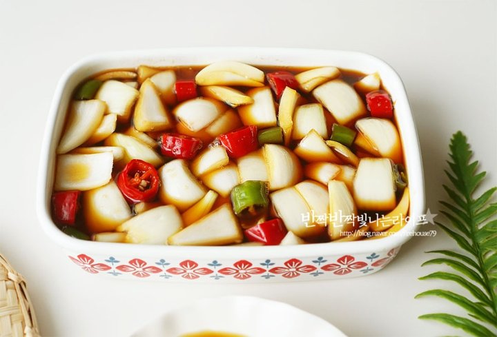 아삭하고 짭조름한 양파장아찌 레시피 4인분 25분 완성 평점 4.9점(64) 레시피 이미지 - 1