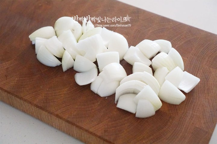 아삭하고 짭조름한 양파장아찌 레시피 4인분 25분 완성 평점 4.9점(64) 레시피 이미지 - 2
