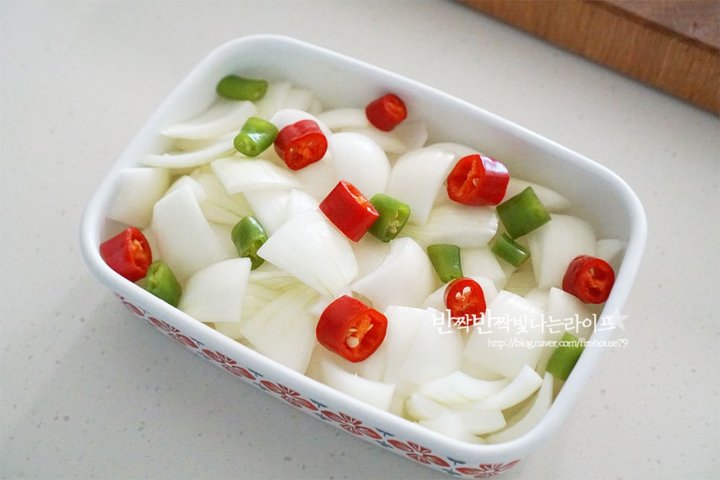 아삭하고 짭조름한 양파장아찌 레시피 4인분 25분 완성 평점 4.9점(64) 레시피 이미지 - 4