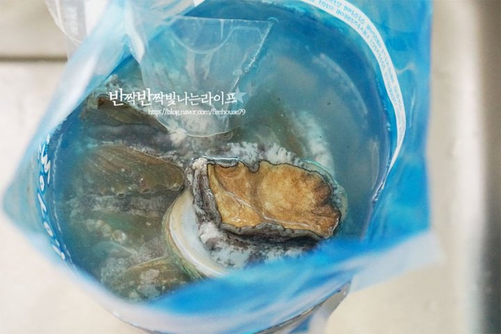 오독오독 식감이 매력적인 전복회 레시피 2인분 30분 완성 평점 4.9점(68) 레시피 이미지 - 2
