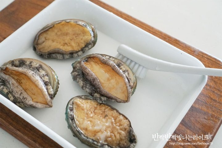 오독오독 식감이 매력적인 전복회 레시피 2인분 30분 완성 평점 4.9점(68) 레시피 이미지 - 3