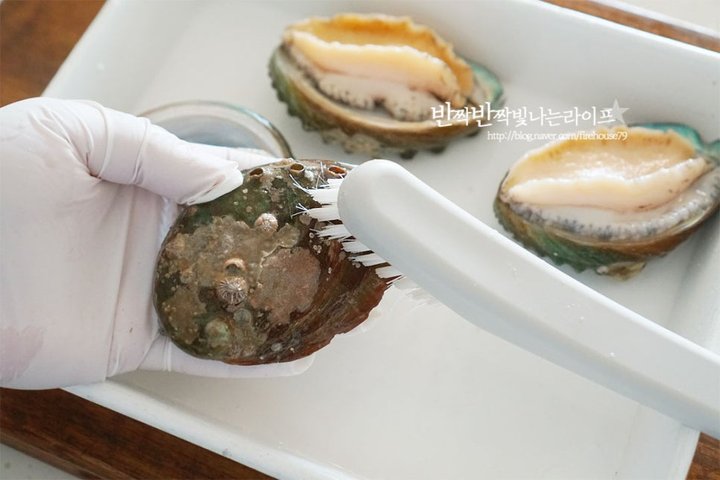 오독오독 식감이 매력적인 전복회 레시피 2인분 30분 완성 평점 4.9점(68) 레시피 이미지 - 4