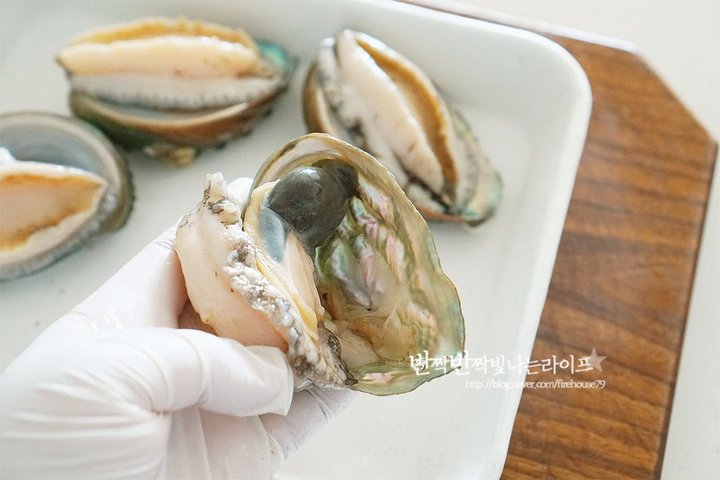 오독오독 식감이 매력적인 전복회 레시피 2인분 30분 완성 평점 4.9점(68) 레시피 이미지 - 6