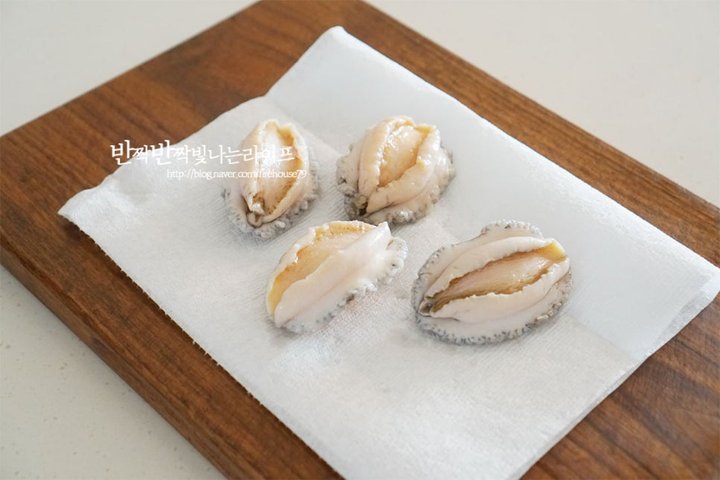 오독오독 식감이 매력적인 전복회 레시피 2인분 30분 완성 평점 4.9점(68) 레시피 이미지 - 8