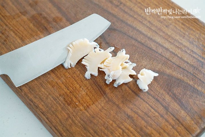 오독오독 식감이 매력적인 전복회 레시피 2인분 30분 완성 평점 4.9점(68) 레시피 이미지 - 9
