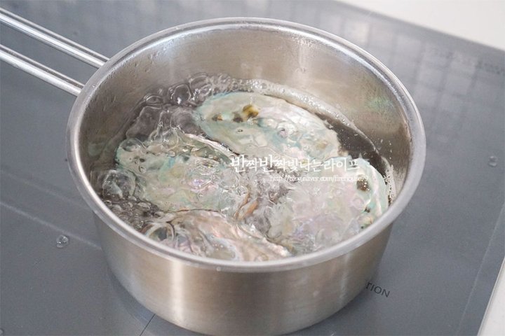 오독오독 식감이 매력적인 전복회 레시피 2인분 30분 완성 평점 4.9점(68) 레시피 이미지 - 10