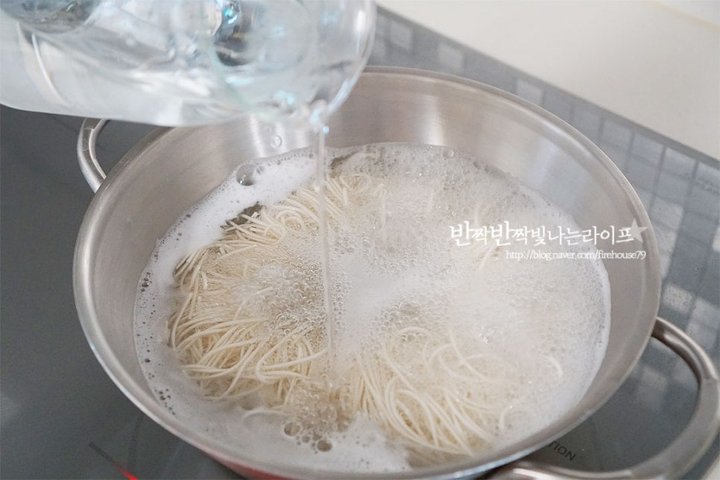 추운 날 별미인 동치미국수 레시피 1인분 20분 완성 평점 4.7점(23) 레시피 이미지 - 5