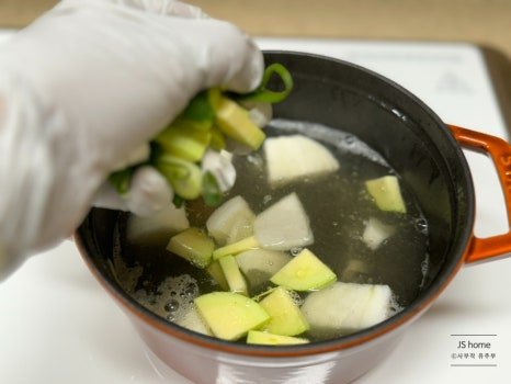 칼칼한 백종원 청국장 김치청국장찌개 레시피 3인분 30분 완성 평점 4.9점(54) 레시피 이미지 - 6