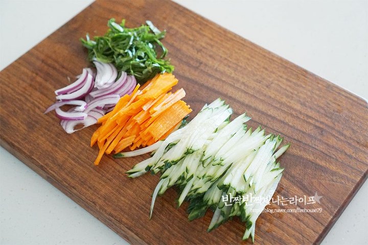 맛과 식감이 훌륭한 비빔만두 레시피 3인분 25분 완성 평점 5.0점(52) 레시피 이미지 - 2