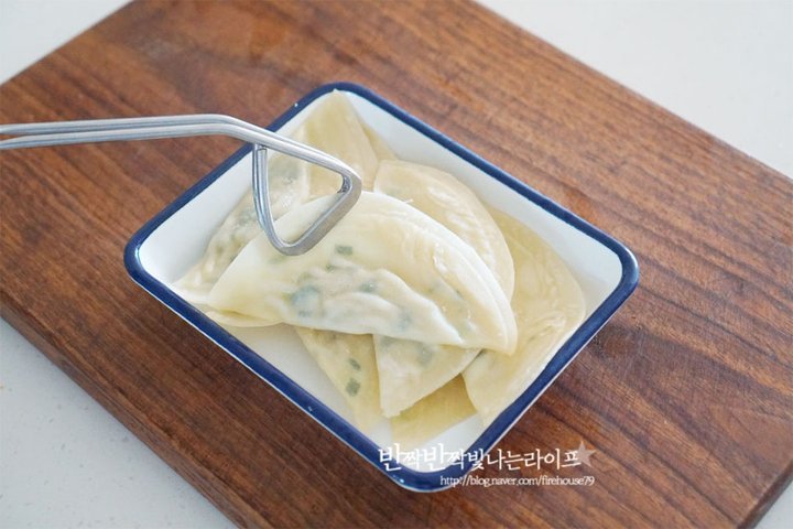 맛과 식감이 훌륭한 비빔만두 레시피 3인분 25분 완성 평점 5.0점(52) 레시피 이미지 - 4