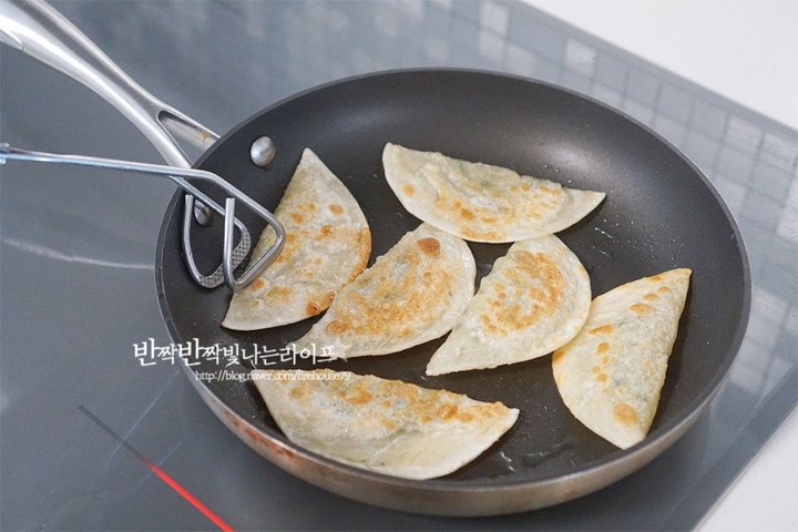 맛과 식감이 훌륭한 비빔만두 레시피 3인분 25분 완성 평점 5.0점(52) 레시피 이미지 - 5