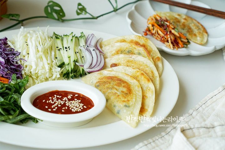 맛과 식감이 훌륭한 비빔만두 레시피 3인분 25분 완성 평점 5.0점(52) 레시피 이미지 - 8