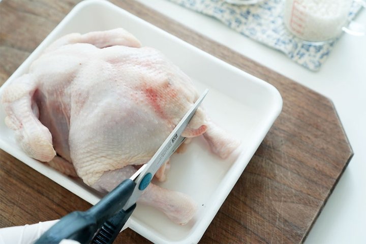 힘이 나는 보양식 누룽지삼계탕 레시피 2인분 1시간 50분 완성 평점 5.0점(68) 레시피 이미지 - 2