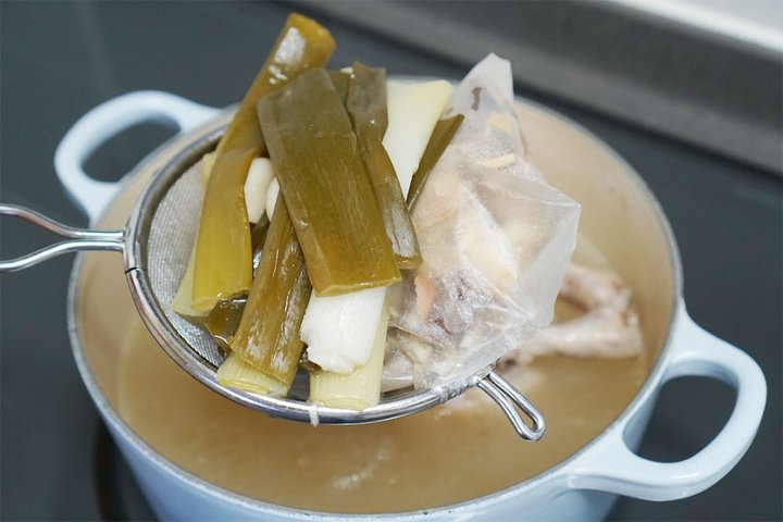 힘이 나는 보양식 누룽지삼계탕 레시피 2인분 1시간 50분 완성 평점 5.0점(68) 레시피 이미지 - 11