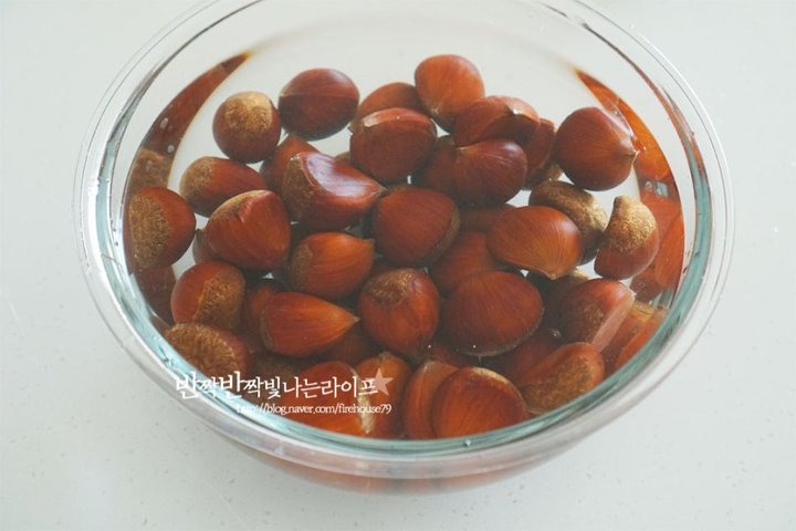 누구나 좋아하는 달콤한 간식 밤 삶는 법 레시피 2인분 1시간 20분 완성 평점 5.0점(45) 레시피 이미지 - 3